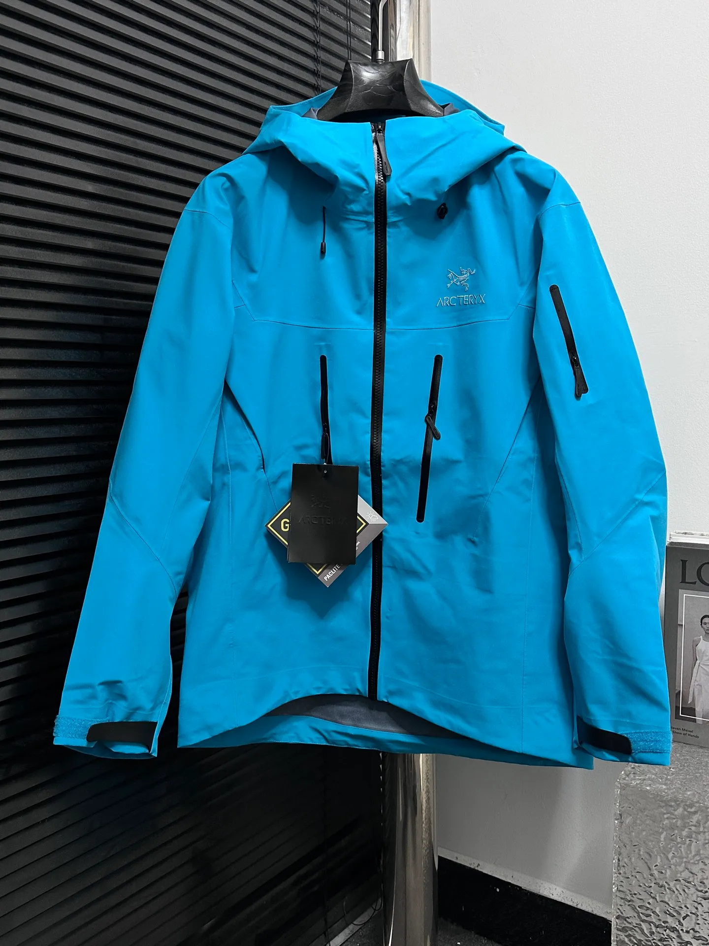 （ ）7 【ARCTERYX】 Breathable ! ！GORE-TEX， ， ， ， 。 ， ， 。Lightweight Series ！ Quality ！ Lightweight ， Lightweight 。 Series ， ， E 3D ， GORE-TEXPRO ，， 20000、Breathable 10000 N X ，Lightweight ， ， Size：S-XXL